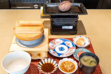 中目黒『釜元はん米衛 中目黒店』で贅沢ランチを。熟成和牛レアハンバーグと楽しむ、おかわりOKの炊きたてごはん