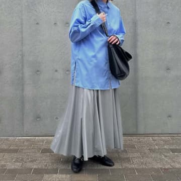ロングスカート×シャツ出しコーデを攻略！ こなれ見えする大人の着こなし術