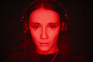 彼女はなぜ、連続殺人犯に執着するのか？世界が熱狂したサイコスリラー『RED ROOMS レッドルームズ』
