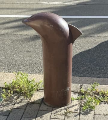 「こういう発見嬉しい！」街角で見つけたイルカに見えるオブジェが話題に！遊び心あふれる光景に心和む