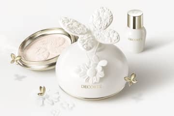 コスメデコルテ究極のフェイスパウダー、蝶＆花々の“アロマストーン風”純白ドーム型ケースで