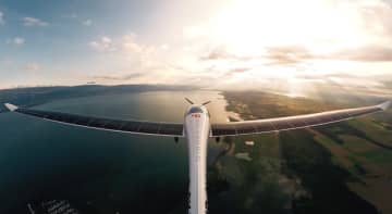 太陽電池とバッテリーの電気で飛ぶソーラー飛行機が9521ｍの最高高度を達成