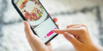 客のギガに“タダ乗り”？　飲食店「スマホ注文」にモヤモヤ…店側に「通信料」請求することは可能か【弁護士解説】
