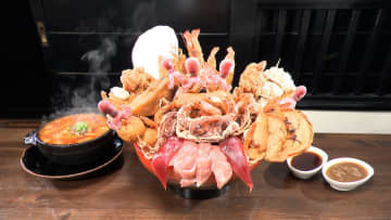 元警察官の夫婦が営む“ルール違反”の店 進化が止まらない海鮮丼に驚く『オモウマい店』