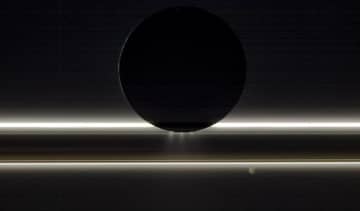 逆光のエンケラドゥスと土星の環。南極のプルームを捉えたカッシーニの撮影画像