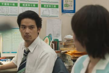 吉岡里帆＆水上恒司　至近距離で真正面から向き合う姿　「九龍ジェネリックロマンス」本編映像