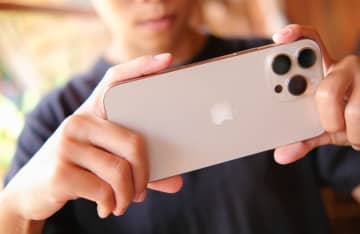 iPhoneを“専用コンデジ”に近づける？新アクセサリー「クロスボディストラップ」登場か