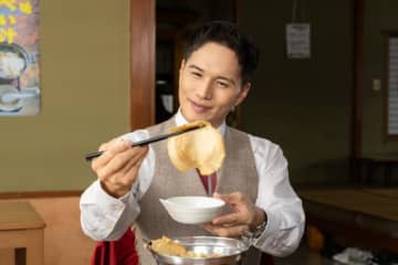 “甘利田”市原隼人、青森名物・せんべい汁に舌鼓　『おいしい給食 炎の修学旅行』新場面写真13枚一挙解禁