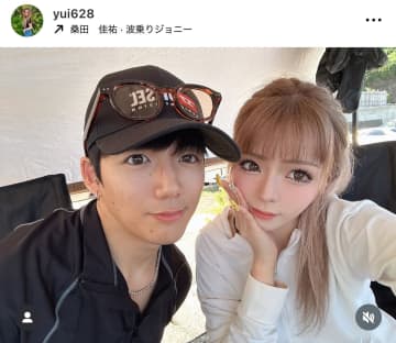 ゆい小池（ゆいちゃみ）、イケメン彼氏との記念日報告に「本当にお似合い」の声。ラブラブな海デートショットを公開