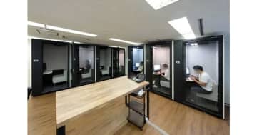 弁護士ドットコム、オンライン商談の対応として防音個室ブース「テレキューブ」を導入