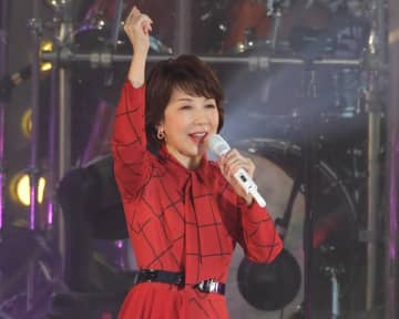伊藤蘭、娘・趣里の結婚を祝福！親子の2ショット写真を添えて