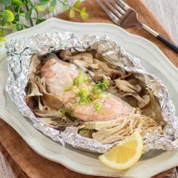 【ホイル焼きの決定版】「香ばしい匂いにやられる」「箸止まらん」サケときのこのガリバタホイル焼きのレシピ