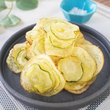 【このチップス、うま過ぎて飛ぶよ！】「パリッと重なる新食感！」ズッキーニとポテトのミルフィーユチップス