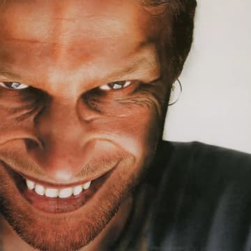 エイフェックス・ツイン、ポリゴン・ウィンドウの再発を記念し人気タイトルの日本語帯付きLPが一挙リリース