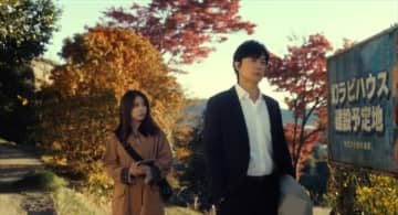 『ブラック・ショーマン』福山雅治＆有村架純による“叔父姪”バディの最新写真解禁