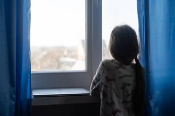 夏休みなると小学生の兄と私を牧場に預け、2人で海外旅行を楽しんでいた父母【私の毒親体験記】