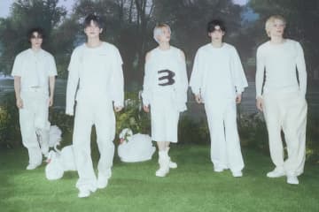 TOMORROW X TOGETHER、白鳥の翼を脱ぎ捨てる『Starkissed』コンセプト第1弾「Alight」公開