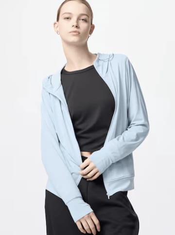 ユニクロ2990円パーカーの意外な実力が口コミで発覚。「本当に焼けない」と海やプールで愛用者続出のワケ