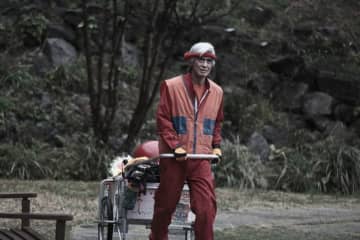 『THE オリバーな犬』“コニシさん”佐藤浩市が映画でも行方不明に？　新カット到着