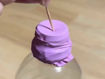 【ライフハック】風船に穴を開けたら？　掃除を便利にする方法に「天才」「実践してみる」