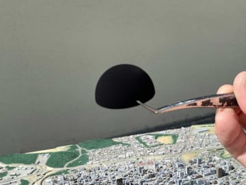 ジオラマにピンポン球を置いた結果『ただならぬ雰囲気』に…　写真に「物語が始まりそう」