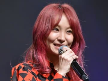 LiSA、『鬼滅の刃』の炭治郎とダブルピース「ふたりして鬼かわいすぎるやん」