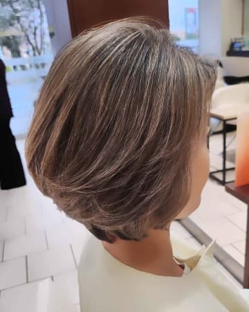 【50代】もっと早くすれば良かった！ 立体感 & 白髪ぼかし叶う「若返りボブ」♡