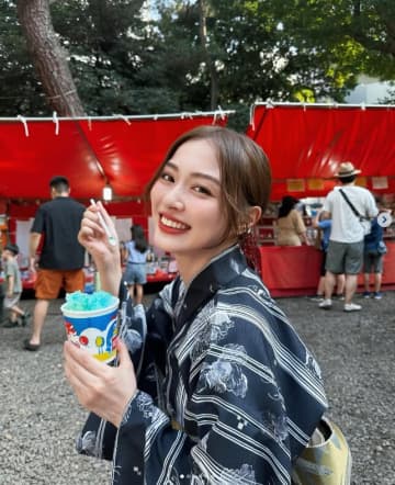 内田理央、プライベートで初の浴衣姿を披露。「浴衣似合っています」とお祭りでのショットに称賛の声