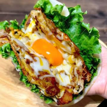 【まだ目玉焼きそのまま焼いてるの！？】「とろ〜り濃厚すぎ！」「ご飯もパンもいらん！」家にあるもので激ウマ化