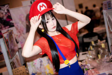 【コスプレ】香港美女の「マリオ」がスタイル良すぎ！シースルーのチラ見せ衣装にドキドキが止まらない【写真7枚】