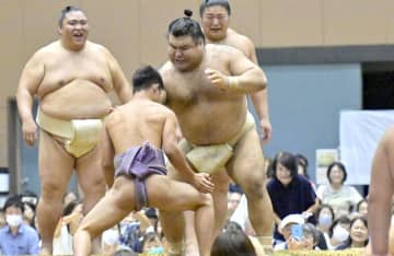 高安関らに歓声　大相撲・牛久場所　子どもに稽古も　茨城