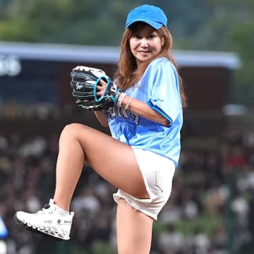 「あいかわらずお美しい！」人気歌手がベルーナＤで披露した“ショーパン始球式”に反響続々！「まじで59歳なんですか？」「まさかの登場にびっくり！」
