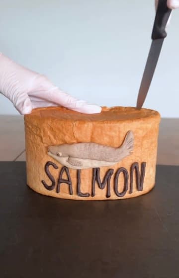 “鮭の缶詰のパン”を切ってみると…？ まさかの中身にSNS驚愕「どうなってるんだろう」「発想が天才」