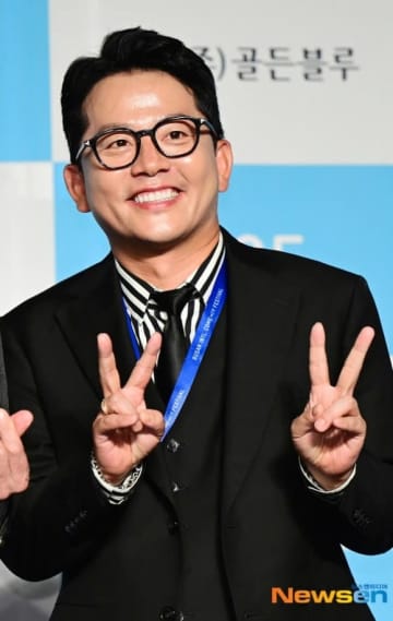 【PHOTO】キム・ジュノからホ・ギョンファンまで！「第13回釜山国際コメディフェスティバル」ブルーカーペットに登場