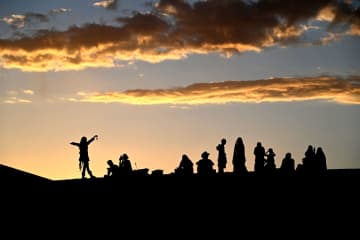 鳴沙山・月牙泉風景区で夕焼け観賞　中国・敦煌市