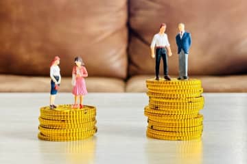 “男性”と“女性”で「年収のピーク」は違う？それぞれ何歳くらいで、平均年収はどのくらい？