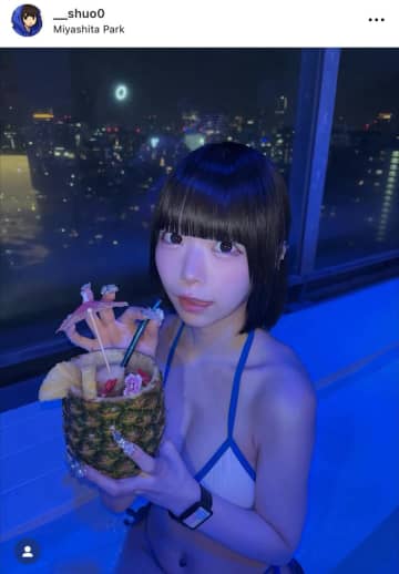 『あのちゃん似』芹口しゅう、都会のナイトプールで水着姿を披露。「かわいい」の声が殺到した幻想的な一枚
