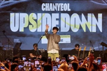 EXO チャンヨル、無料オフラインイベントでファンと交流！新曲を初披露＆ギター演奏も