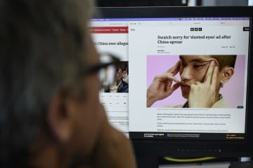 吊り目広告で炎上スウォッチ「若手が理解していなかった」　　認識の薄さが示す問題の根深さ