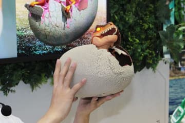 卵からT-レックスが生まれる！「うまれて！ウーモ ジュラシック・ワールド T-レックスエッグ」の孵化の瞬間！【#東京おもちゃショー】