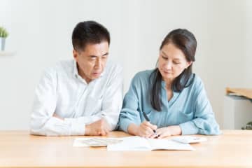 「年金」が2人合わせて「約23万円」の70代両親。仕送りをしようと思ったら「貯金700万あるから心配しないで」と言われました。「賃貸」に住んでいるのですが、この先も本当に援助不要でしょうか？