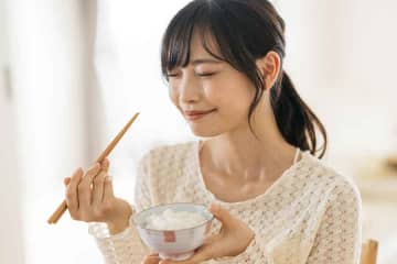 炊飯時に入れるだけで古米が劇的変化　手間をかけずにふっくら炊き上げる驚きの裏ワザとは