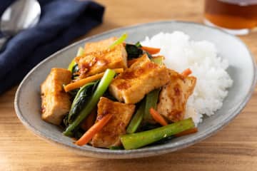 ご飯がすすむ！ピリ辛だれでやみつき「厚揚げと小松菜のピリ辛丼」レシピ