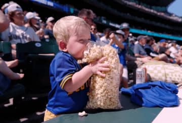 ポップコーンに顔をうずめてワイルドにほおばる。小さな“マリナーズファン”に→SNS「かわいすぎる」