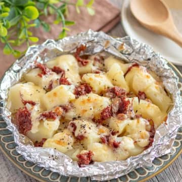 【じゃがいもあるならコレ】「この組み合わせ天才すぎだろ」「ご飯が秒で消える」ホイルから取り合いになる簡単おかずレシピ