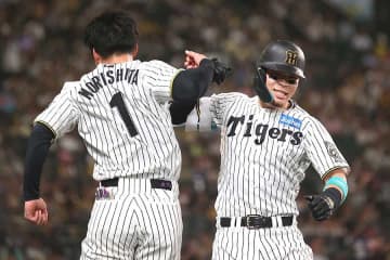 「なんでこれがレフトスタンドに…」　佐藤輝明、衝撃の逆方向弾に広がる困惑「おかしいよ弾道」
