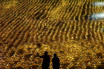 ソーラーライト4万個が鳴沙山を照らす　中国・敦煌市