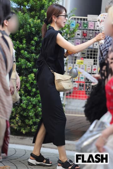 加藤綾子“家族団らん”夏祭り満喫姿!“30万円”新作バッグ片手のセレブぶり、社長の夫が迎える“正念場”