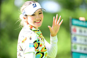 反撃のバックナイン6バーディ 桑木志帆は今季初優勝へ「ガツガツ行きます」
