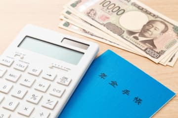 60歳で退職し、再就職しない予定ですが、妻から「繰下げ受給をしてほしい」といわれました。もらえる額は増えますが、貯金は300万円しかないのに生活できるでしょうか…？